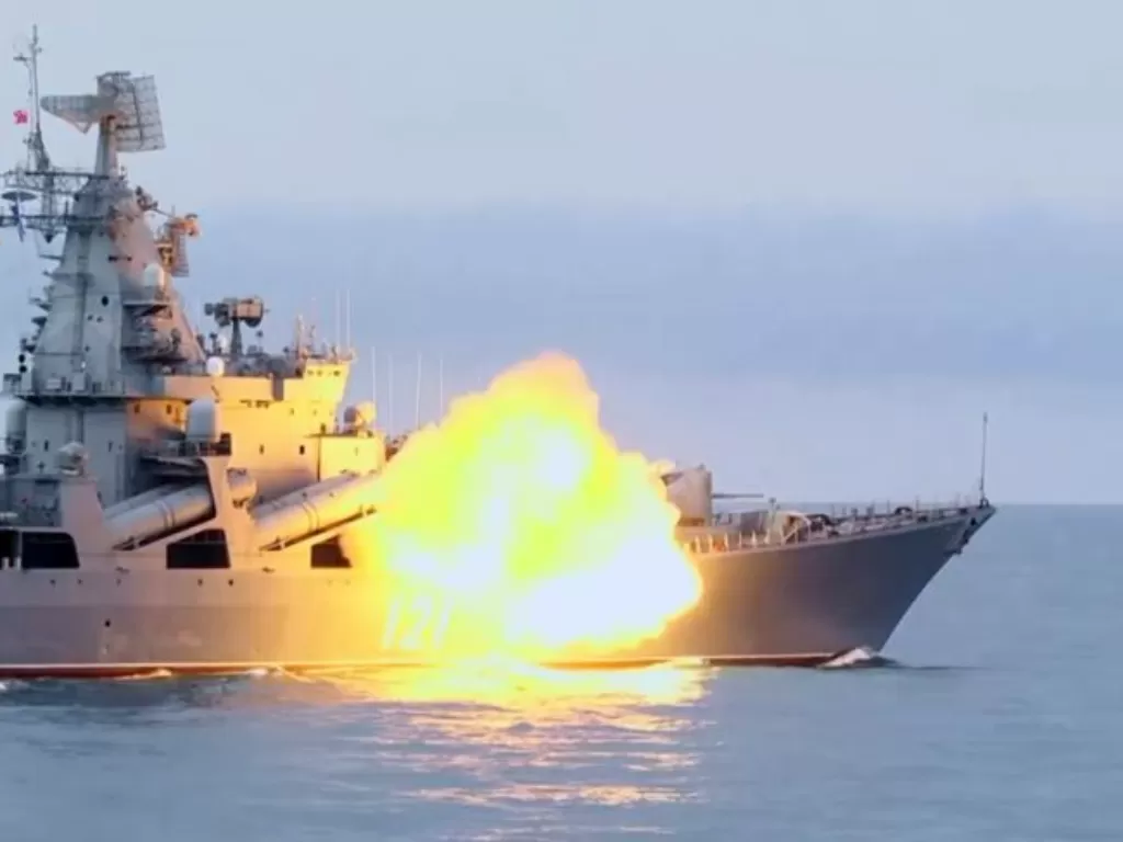Kapal penjelajah Rusia terbakar di Laut Hitam, Kamis (14/4/2022) (Marca)