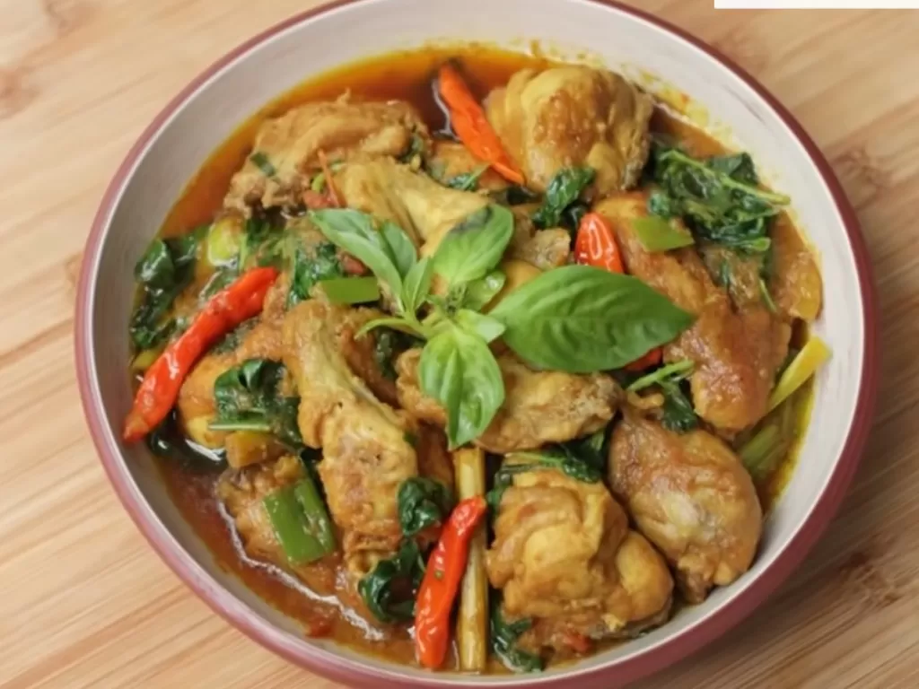 Ayam Kemangi Pedas khas Sunda ala chef Devina Hermawan. (YouTube/Devina Hermawan)