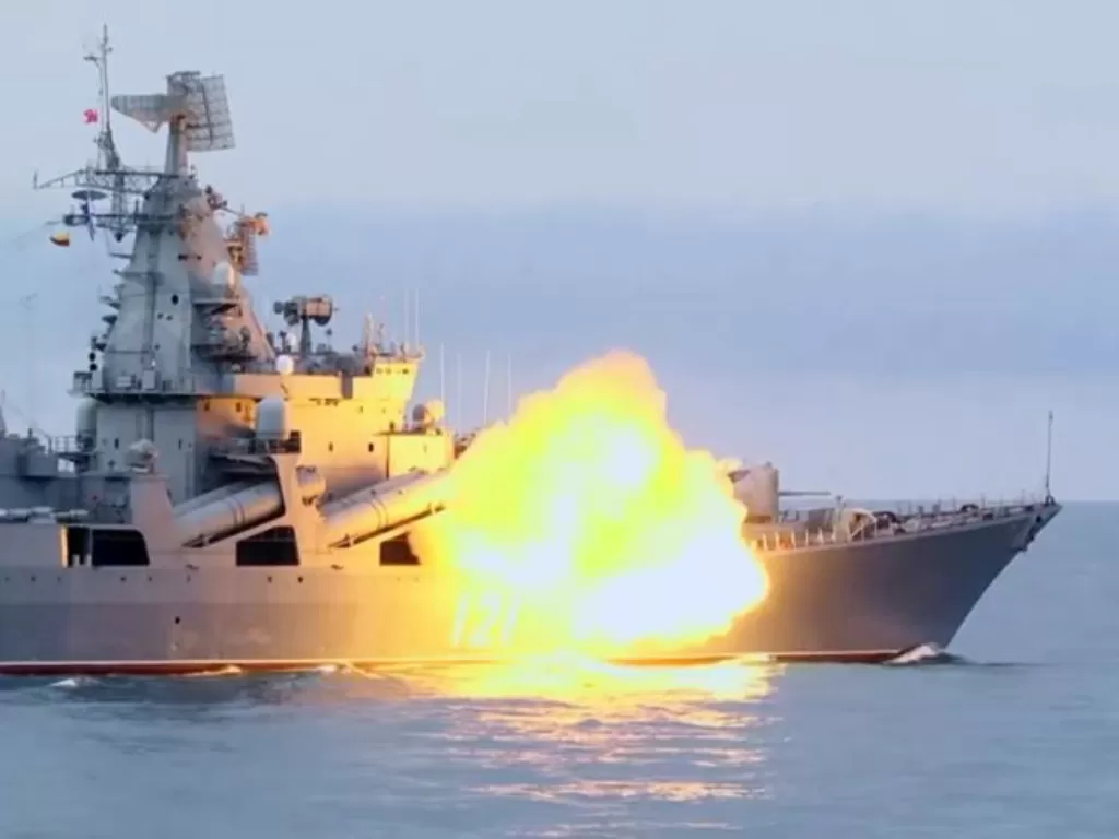 Kapal Moskva yang terbakar di Laut Hitam Rusia pada Kamis (14/4/2022) (Marca)
