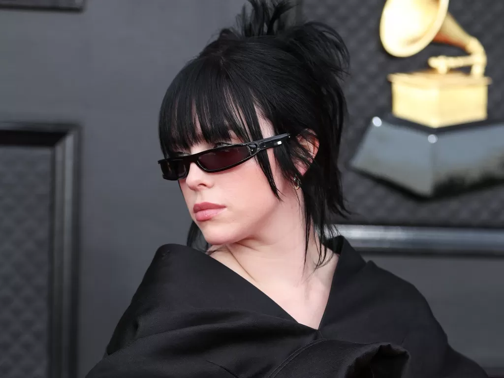 Billie Eilish saat menghadiri Grammy Awards 2022 (REUTERS/Maria Alejandra Cardona)