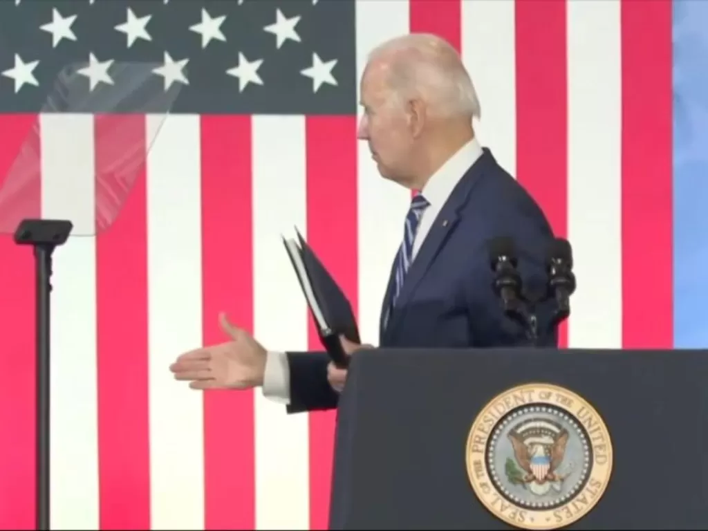 Presiden AS Joe Biden jabat tangan orang yang tak ada di sampingnya saat pidato. (Foto/WFMY)