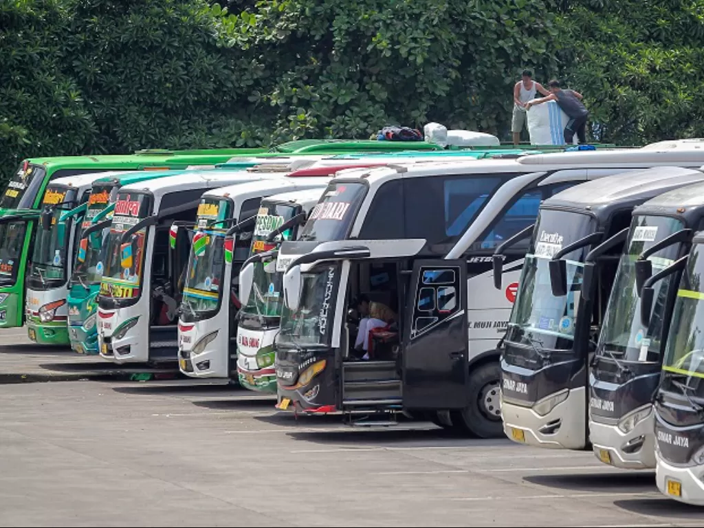Awak bus mengemas barang bawaan penumpang di Terminal Terpadu Pulo Gebang, Jakarta. (ANTARA FOTO/Dhemas Reviyanto)