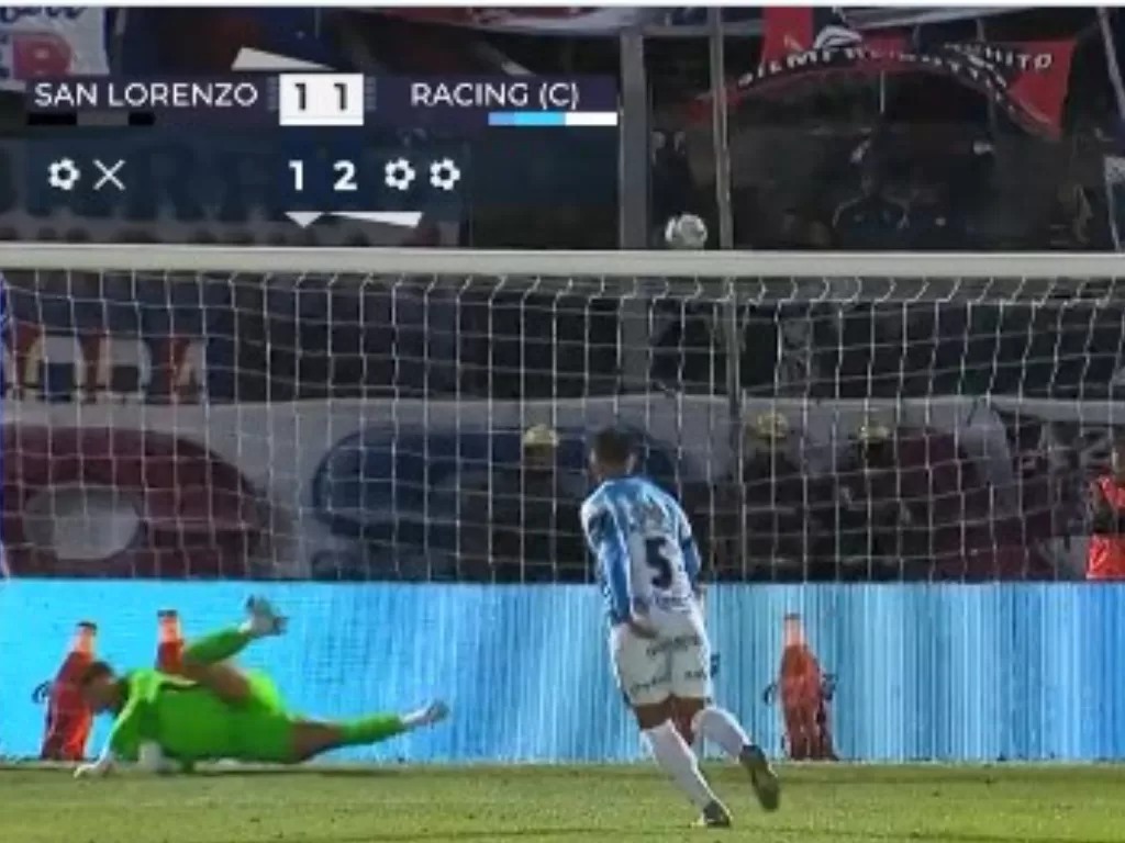 Tendangan penalti Emmanuel Gimenez menembus jaring gawang. (Twitter/@Copa90)