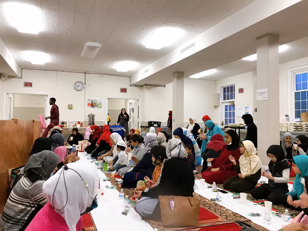 WNI berbuka puasa bersama di masjid di Amerika (Susi Fatimah/IDZ Creators)