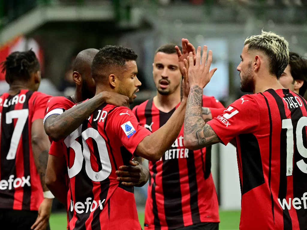 Pemain AC Milan usai kalahkan Genoa, Sabtu (16/4/2022) dini hari WIB. (REUTERS/Alberto Lingria)