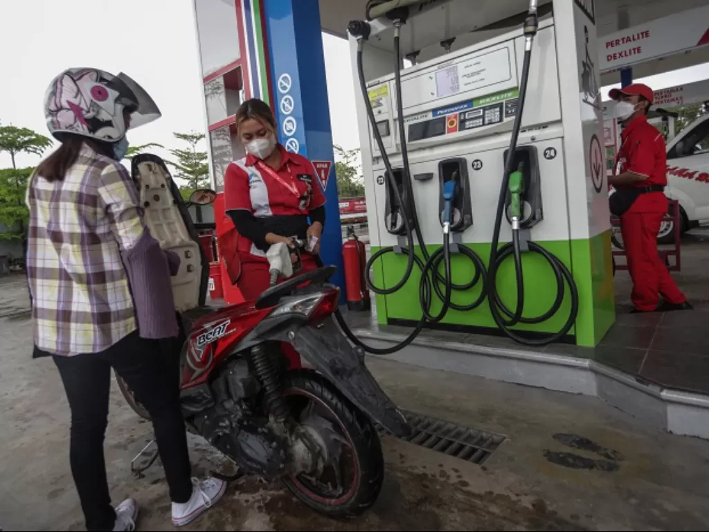 Petugas mengisi bahan bakar minyak (BBM) jenis Pertalite ke sepeda motor konsumen di SPBU Yos Sudarso, Palangkaraya. (ANTARA FOTO/Makna Zaezar)