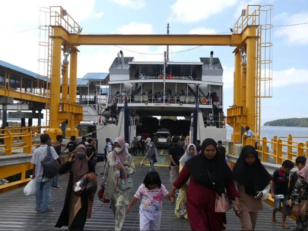 Penumpang turun dari kapal penyeberangan Ulee Lheu - Balohan di Pelabuhan Balohan, Sabang, Aceh. (ANTARA FOTO/Irwansyah Putra)