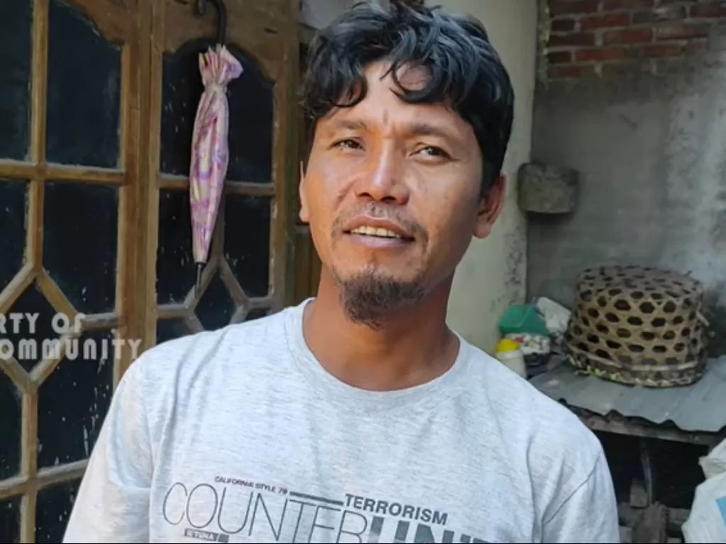 Murtede alias Amaq Sinta (34 tahun), pria Lombok yang berhasil mengalahkan begal di jalan. (YouTube/MBD Community)