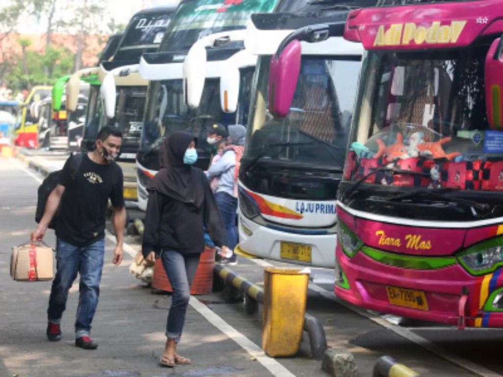 Calon penumpang bersiap naik ke dalam bus untuk menuju kampung halamannya di Terminal Poris Plawad, Tangerang, Banten (Ilustrasi/ ANTARA FOTO/Muhammad Iqbal)