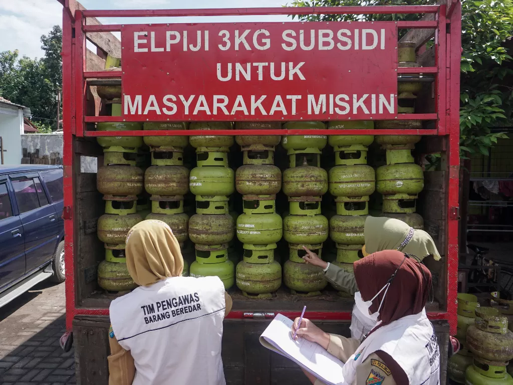 Tim pengawas melakukan mengecek ketersediaan gas elpiji di salah satu agen gas. (ANTARA/Harviyan Perdana Putra)