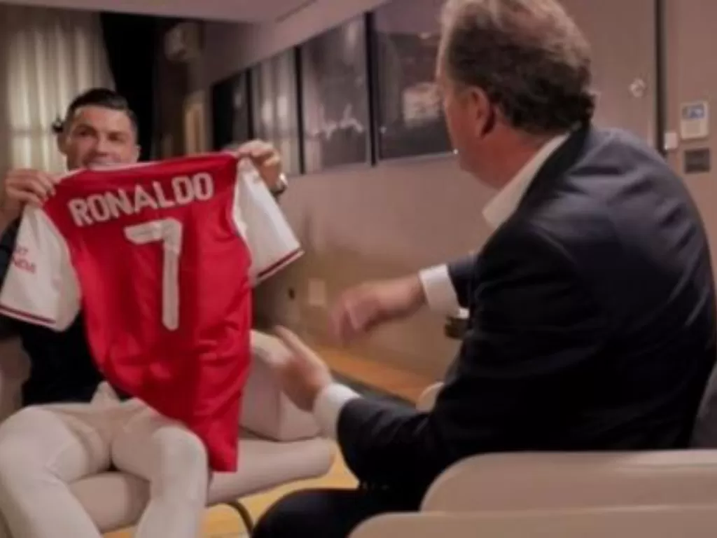 Cristiano Ronaldo diberi jersey Arsenal. (Twitter/Piers Morgan)