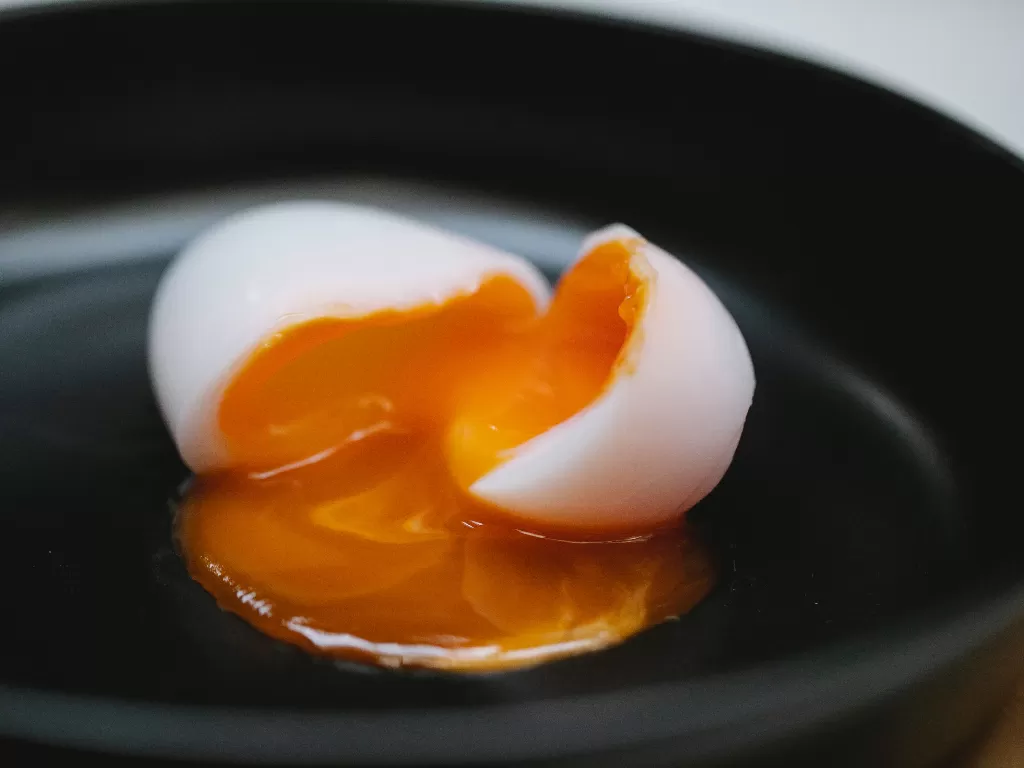 Ilustrasi telur setengah matang. (Pexels/Klaus Nielsen)