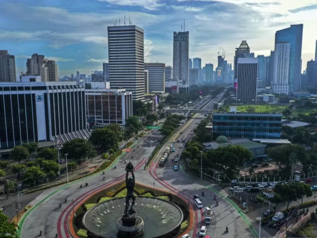 Suasana gedung bertingkat di kawasan Jalan Jenderal Sudirman, Jakarta, Jumat (3/4/2020). (ANTARA FOTO/Galih Pradipta/pras)