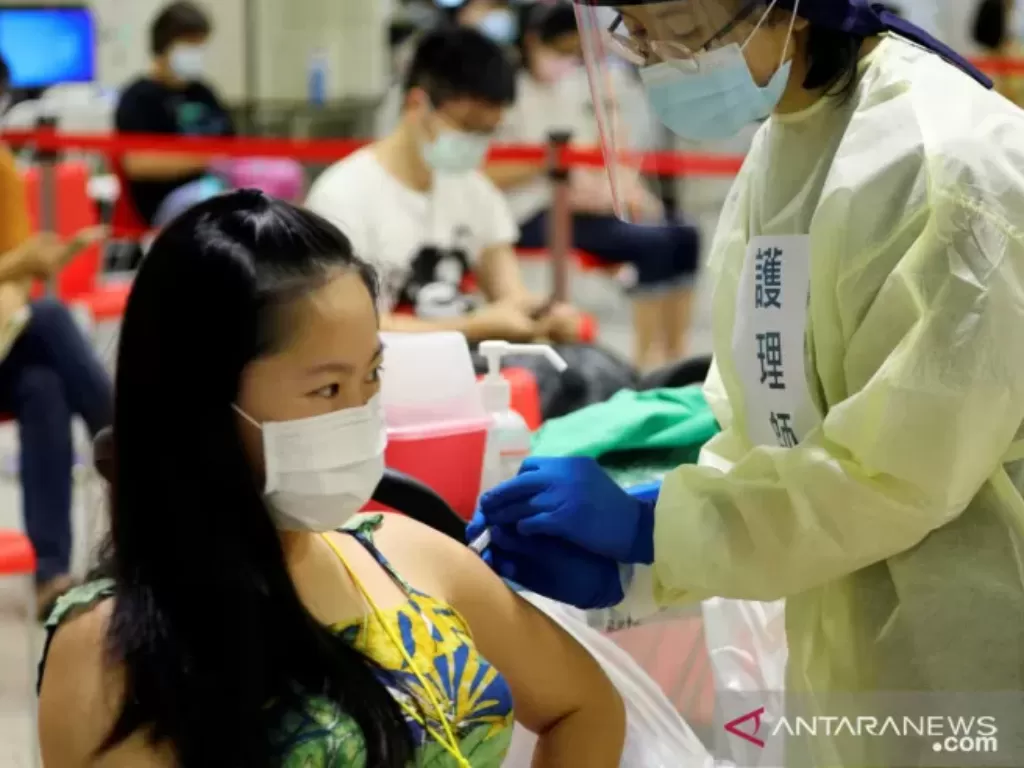 Petugas kesehatan di Taipei, Taiwan, menyuntikkan dosis vaksin COVID-19 kepada seorang warga, Senin (23/8/2021). (REUTERS/Annabelle Chih)