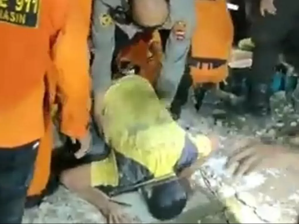 Pria sujud syukur alfamart ambruk di Banjar Kalsel. (Twitter/@Meilansyahriza)