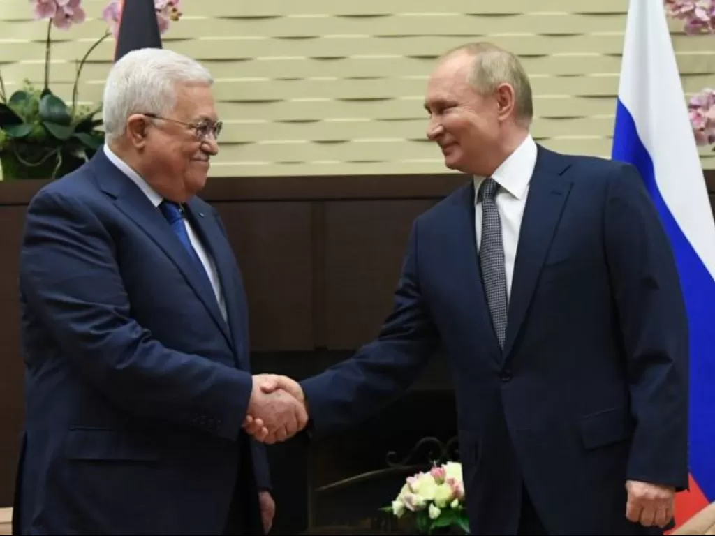 Russian President Vladimir Putin bertemu Presiden Palestina Mahmoud Abbas di Sochi, Russia. (Sputnik Evgeny/Biyatov/Kremlin via REUTERS)