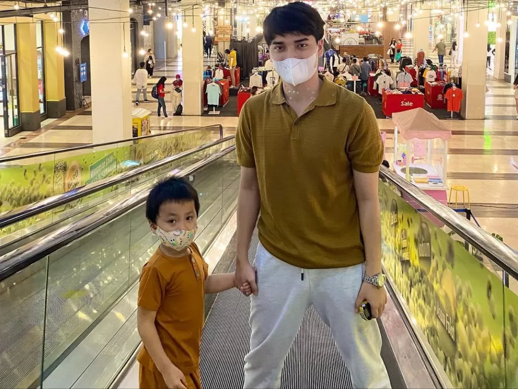 Alvin Faiz dan anaknya, Yusuf (Instagram/@alvin_411)