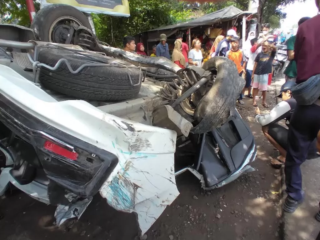 Mobil korban ringsek setelah terseret kereta (Vivi Sanusi/IDZ Creators)