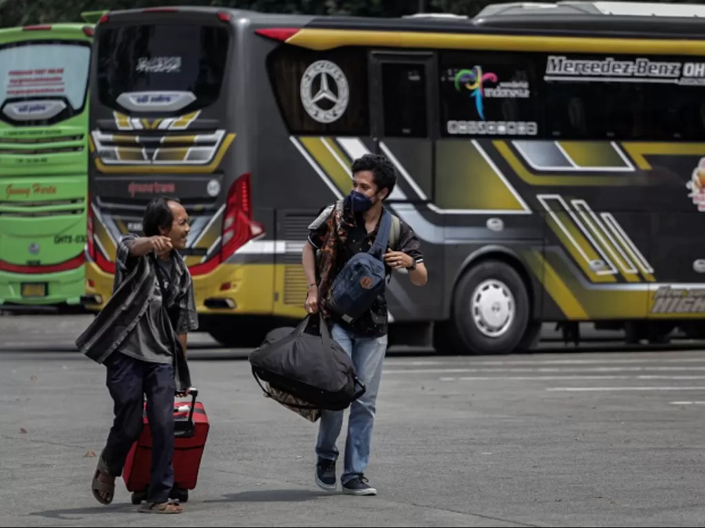 Calon penumpang bus berjalan di Terminal Poris Plawad, Kota Tangerang, Banten. (ANTARA FOTO/Fauzan)