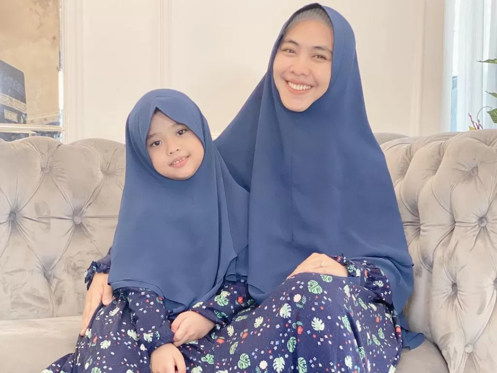 Oki Setiana Dewi dan anak sulungnya, Maryam (Instagram/@okisetianadewi)