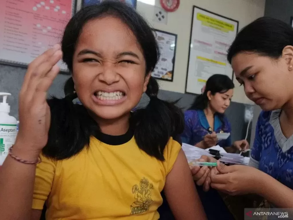 Petugas Dinas Kesehatan Kota Denpasar menyuntikkan vaksin kanker serviks kepada seorang siswi saat vaksinasi di SD Saraswati 6 Denpasar, Bali, Selasa (10/9/2019). (Antara/Nyoman Hendra Wibowo)