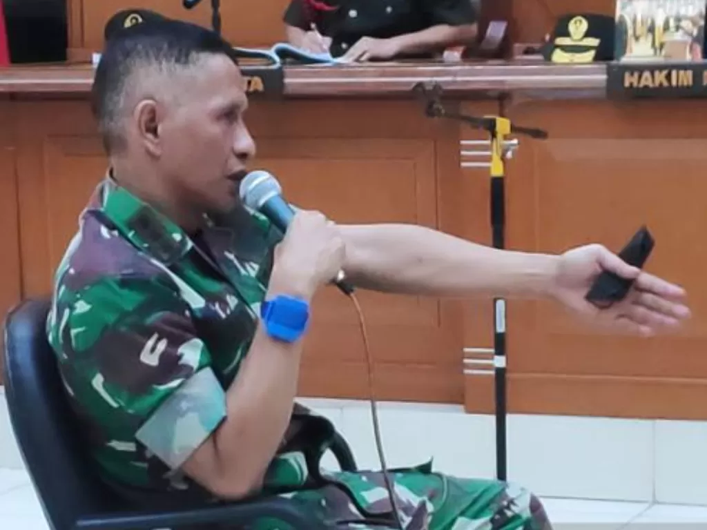 Kolonel Infanteri Priyanto saat memberikan keterangan sebagai terdakwa kasus pembunuhan dua remaja sipil di Nagreg, Jawa Barat, di Pengadilan Militer Tinggi II Jakarta, Jakarta Timur, Kamis (7/4/2022). (ANTARA/Tri Meilani Ameliya)