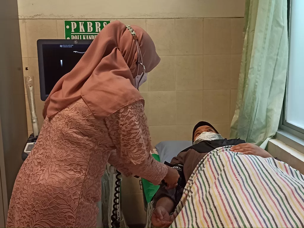 Dokter sedang memeriksa pasien (Pramita Kusumaningrum/IDZ Creators)