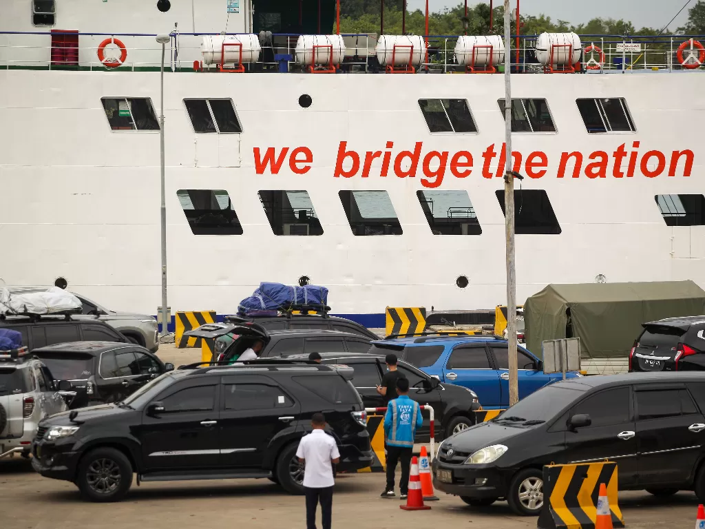 Sejumlah kedaraan antre masuk ke kapal Roll on/Roll off (RoRo) KMP Sembilang di Pelabuhan ASDP Telaga Punggur, Batam, Kepulauan Riau, Rabu (20/4/2022). (ANTARA/Teguh Prihatna)