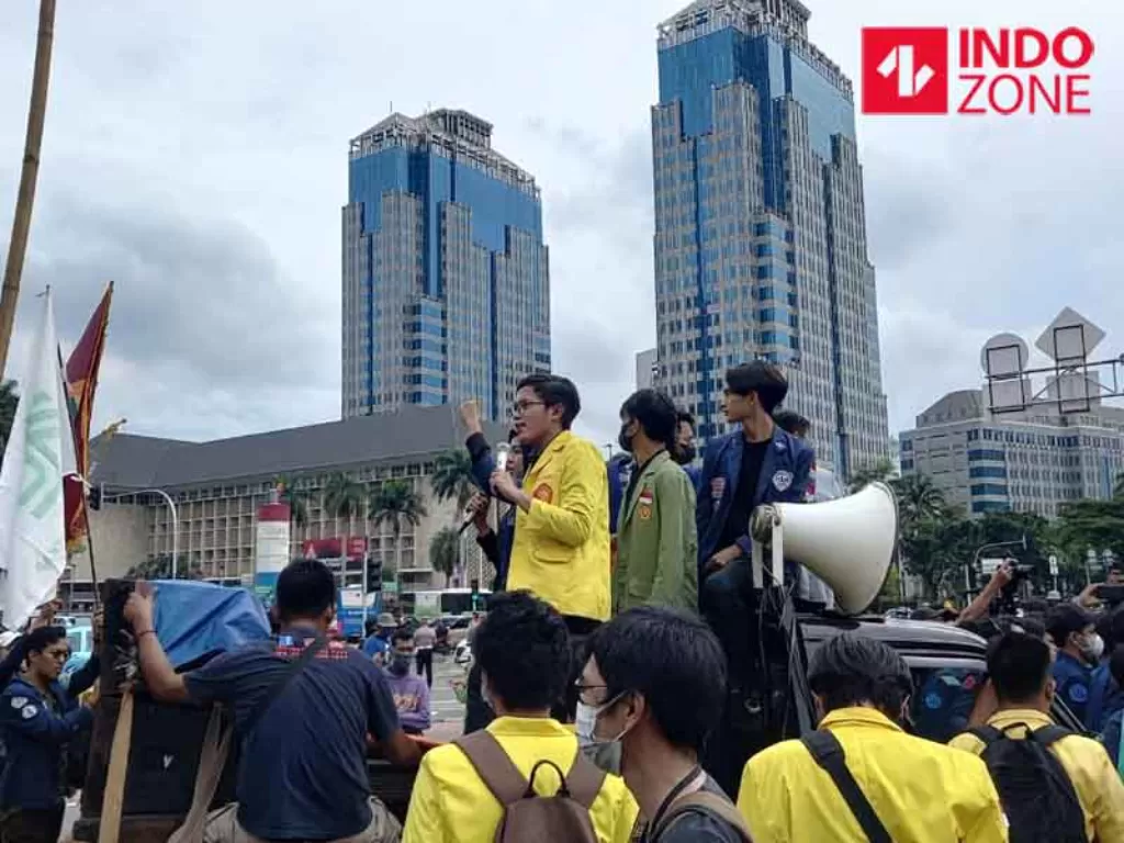 Sejumlah mahasiswa melakukan aksi unjuk rasa di patung kuda, Jakarta Pusat. (INDOZONE/Sarah Hutagaol)