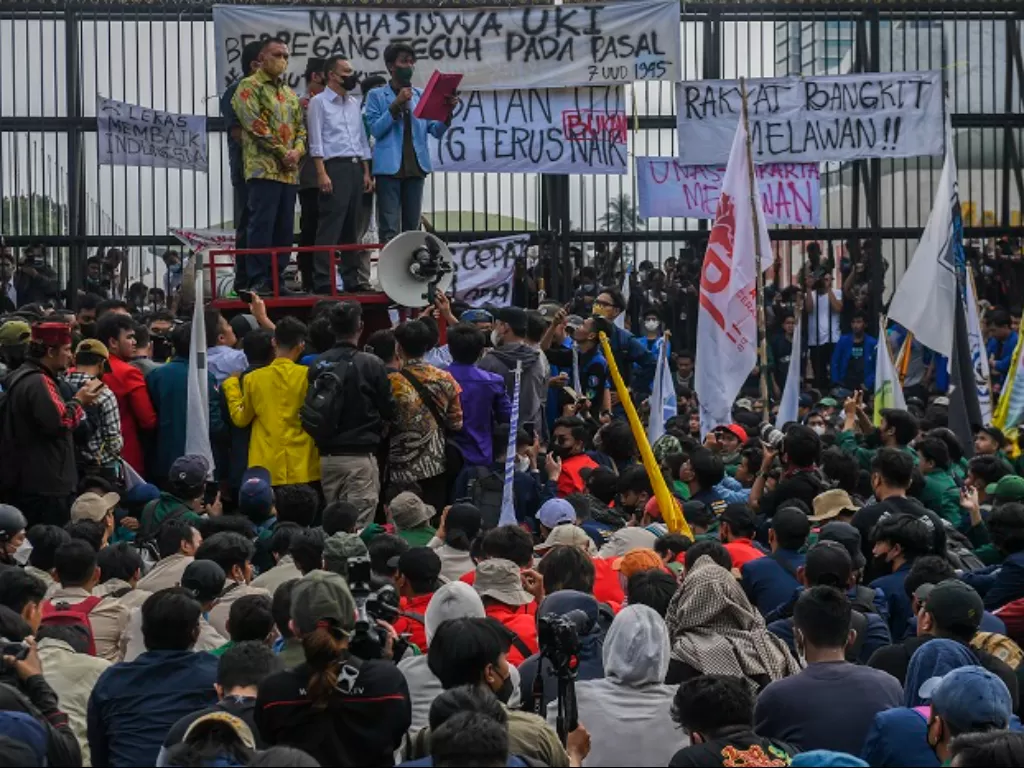 Wakil Ketua DPR Sufmi Dasco Ahmad (tengah), dan Lodewijk Freidrich Paulus (kiri) menemui massa aksi saat aksi unjuk rasa di depan kompleks Parlemen di Jakarta. (ANTARA FOTO/Galih Pradipta)