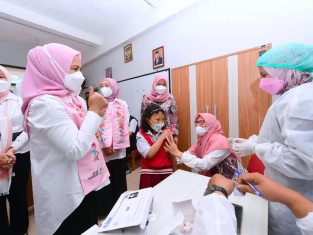 Iriana Jokowi tinjau vaksinasi anak di Bandung, Jawa Barat. (Dok. Setkab)