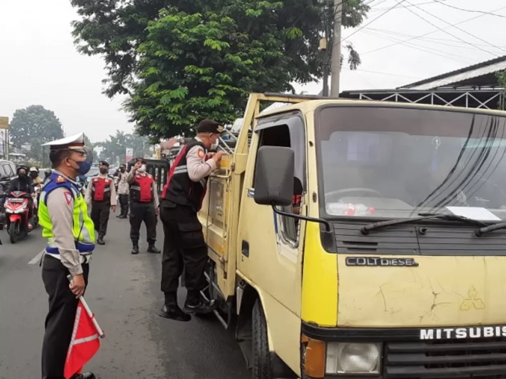 Sejumlah polantas melakukan filterisasi terkait aksi unjuk rasa mahasiswa di Jalan Kebon Raya Bogor, Jakarta Timur. (Twitter/@TMCPoldaMetro)