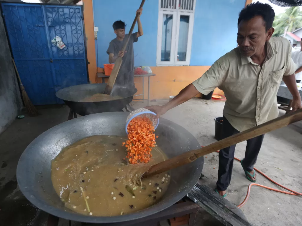 Warga memasak kanji rumbi di Desa Beurawe, Banda Aceh, Aceh Minggu (3/4/2022). (ANTARA/Irwansyah Putra)