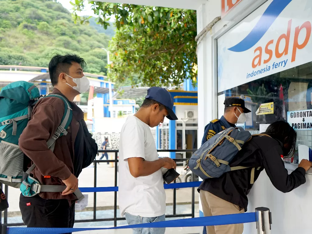 Sejumlah calon penumpang antre di tempat penjualan tiket di Pelabuhan Penyeberangan di Kota Gorontalo, Gorontalo, Kamis (21/4/2022). (ANTARA/Adiwinata Solihin)