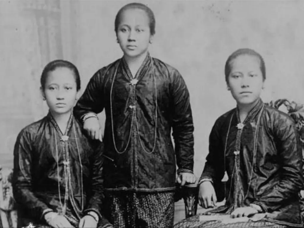 RA Kartini dan saudaranya mengenakan kebaya. (Istimewa)