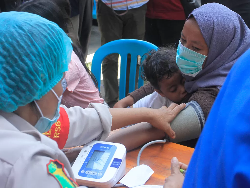 Ilustrasi - Petugas kesehatan memeriksa tekanan darah seorang ibu yang akan menerima vaksin penguat atau booster di kantor Pengurus Wilayah Nahdlatul Ulama (PWNU) NTT di Kupang, NTT,Kamis (21/4/2022). (ANTARA/Kornelis Kaha)
