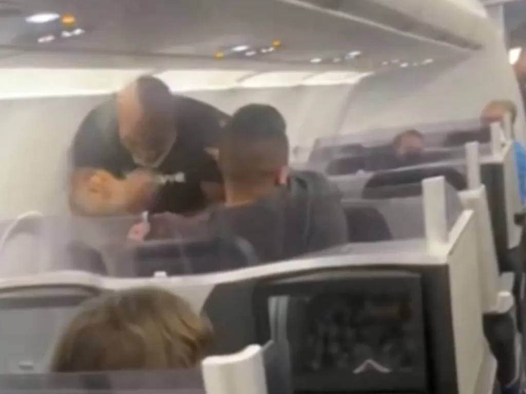 Mike Tyson terekam kamera menghajar penumpang pesawat. (Foto/Tmz)
