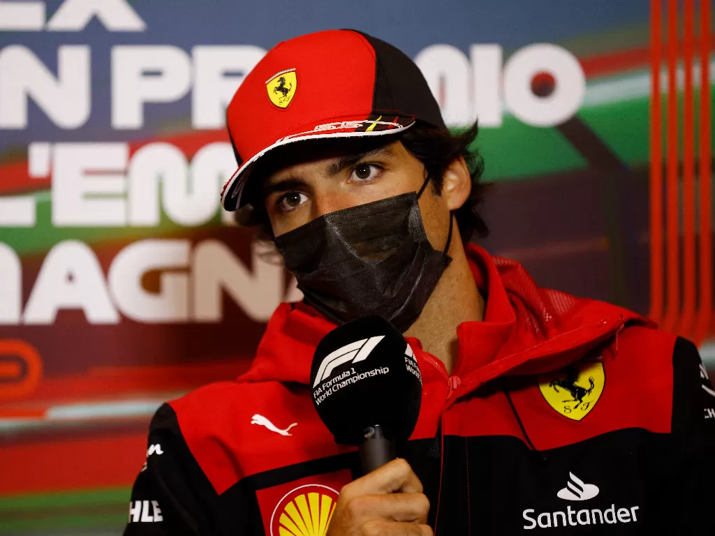 Pembalap Ferrari, Carlos Sainz. (REUTERS/Guglielmo Mangiapane)