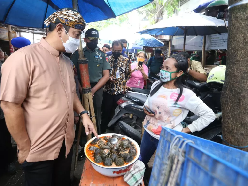 Wali Kota Semarang Hendrar Prihadi melakukan blusukan ke pasar untuk meninjau ketersidaan kebutuhan pokok jelang Lebaran. (Dok. Pemprot Semarang)