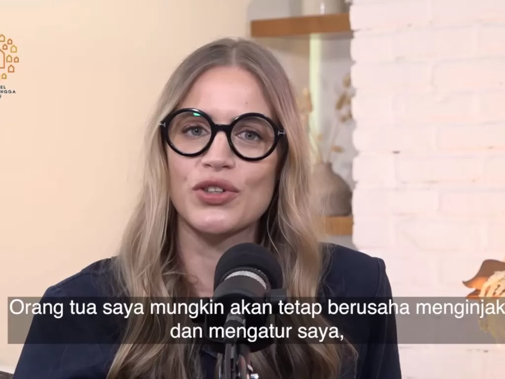 Viola Maria istri Daniel Mananta komentari soal budaya perempuan Indonesia. (Youtube/Daniel Mananta)