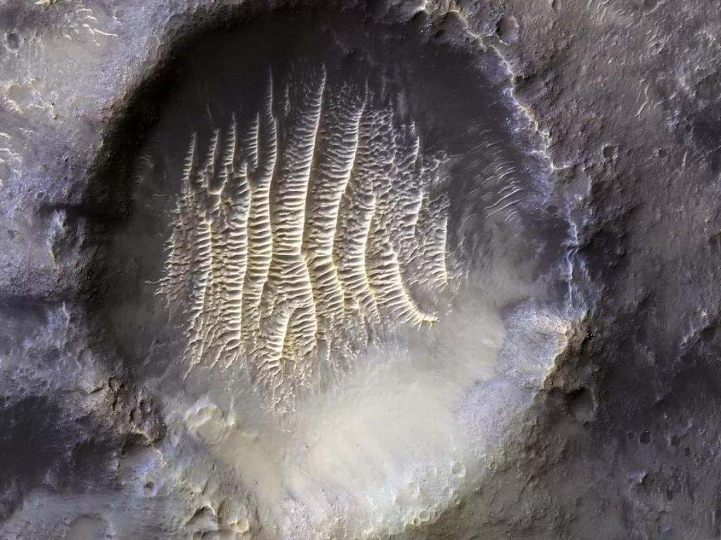 Penampakan sebuah kawah di Mars (Instagram/nasa)