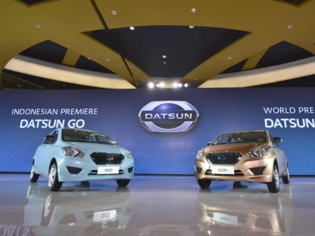 Mobil Datsun GO+ (kanan) dan Datsun GO dipamerkan saat peluncurannya dalam acara 