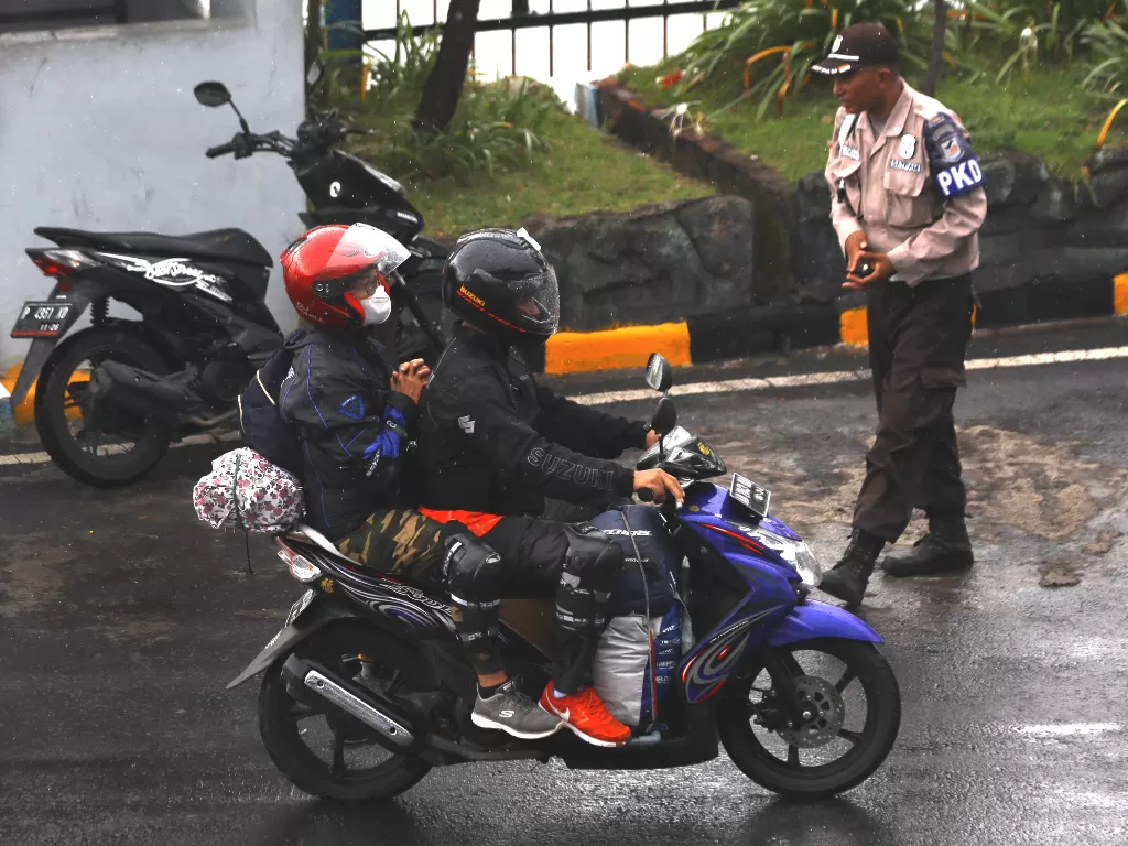 Pengendara sepeda motor melintasi dermaga saat keluar dari kapal di Pelabuhan Ketapang, Banyuwangi, Jawa Timur, Selasa (19/4/2022). (ANTARA/Budi Candra Setya)