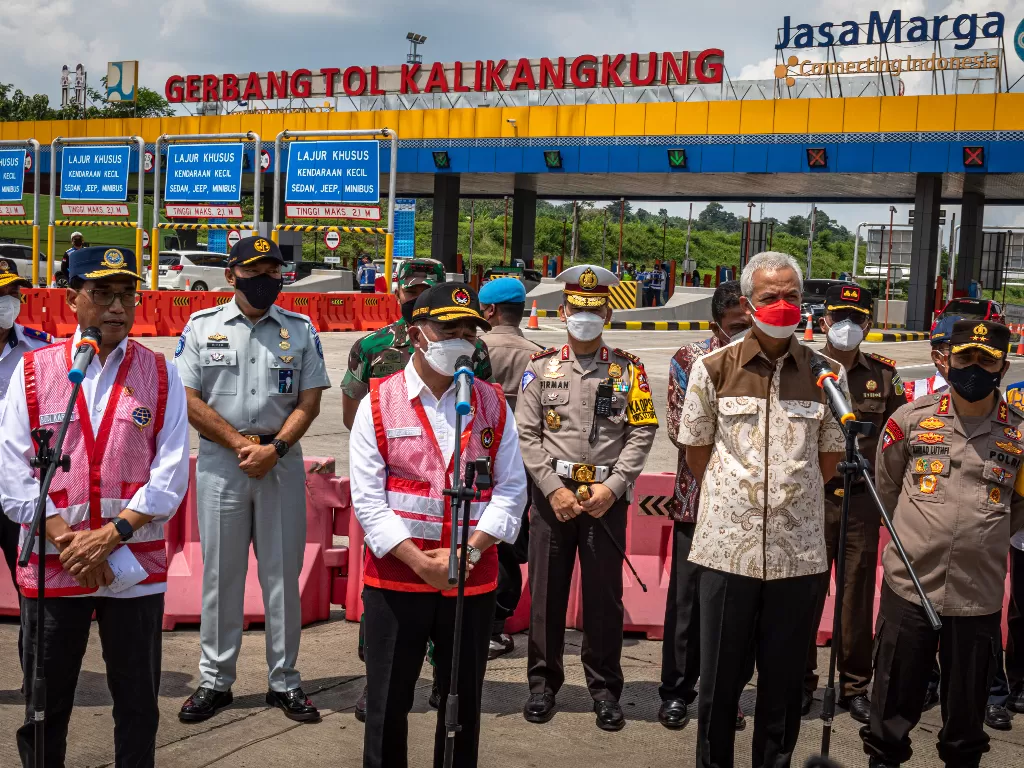 Menko PMK Muhadjir Effendy (tengah) bersama Menteri Perhubungan Budi Karya Sumadi (kiri), Gubernur Jawa Tengah Ganjar Pranowo (kedua kanan). (ANTARA/Aji Styawan)
