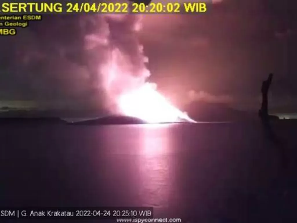 Gunung Anak Krakatau mengeluarkan kolom abu. (Twitter/@pvmbg)