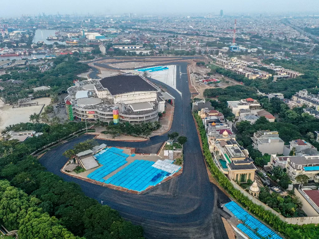 Foto udara lintasan Sirkuit Jakarta International E-Prix Circuit (JIEC) yang telah diaspal di kawasan Taman Impian Jaya Ancol, Jakarta. (ANTARA/Muhammad Adimaja)