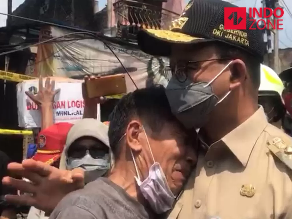 Warga korban kebakaran Pasar Gembrong menangis di pelukan Gubernur DKI Jakarta Anies Baswedan. (INDOZONE/Sarah Hutagaol)
