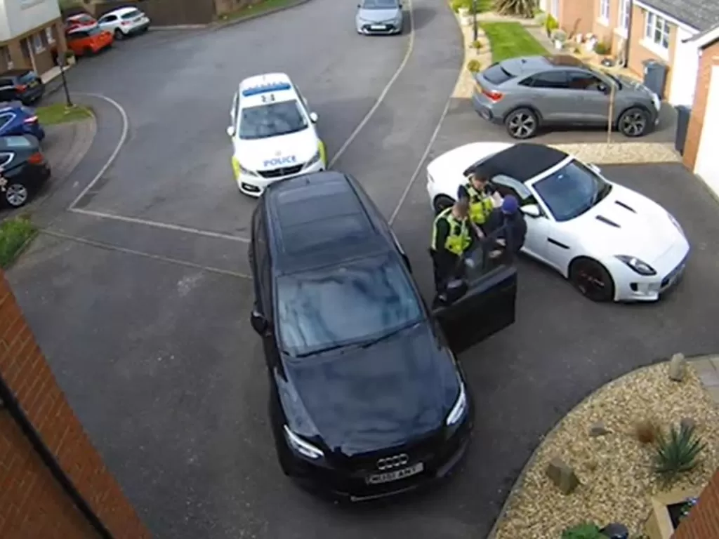 Pencuri Audi Q7 yang tertidur pulas dalam mobil diringkus polisi lokal (YouTube)
