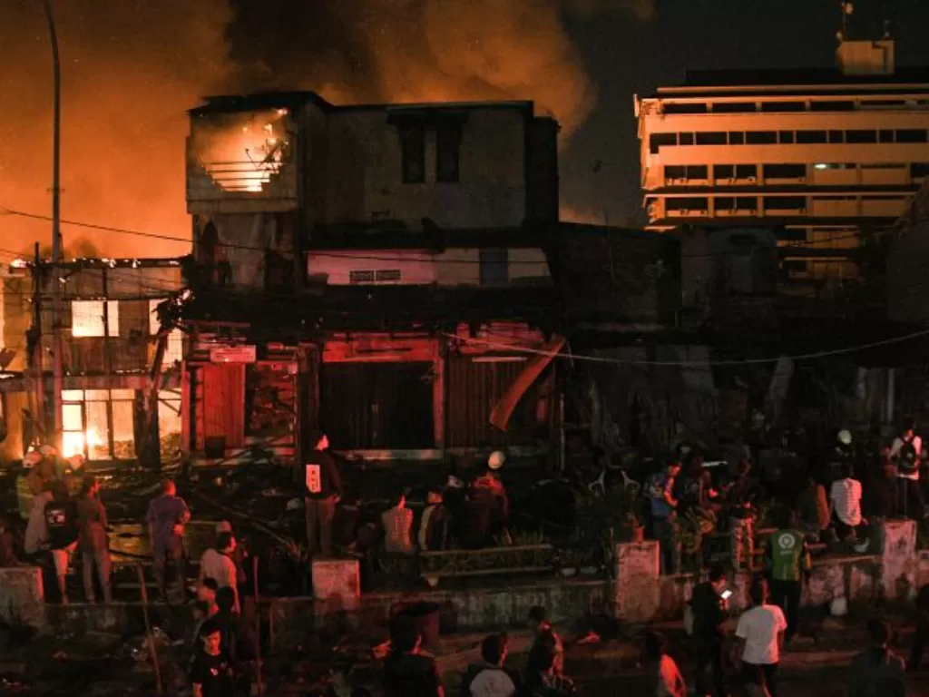 Kebakaran di Pasar Gembrong. (ANTARA FOTO/Fakhri Hermansyah)