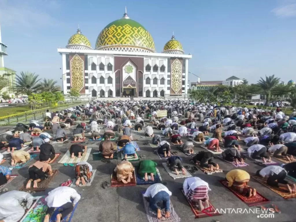 Ilustrasi: Umat muslim melaksanakan shalat Idul Adha 1441 H di Masjid Raya Darussalaam, Palangkaraya, Kalimantan Tengah, Jumat (31/7/2020). (ANTARA/Makna Zaezar).